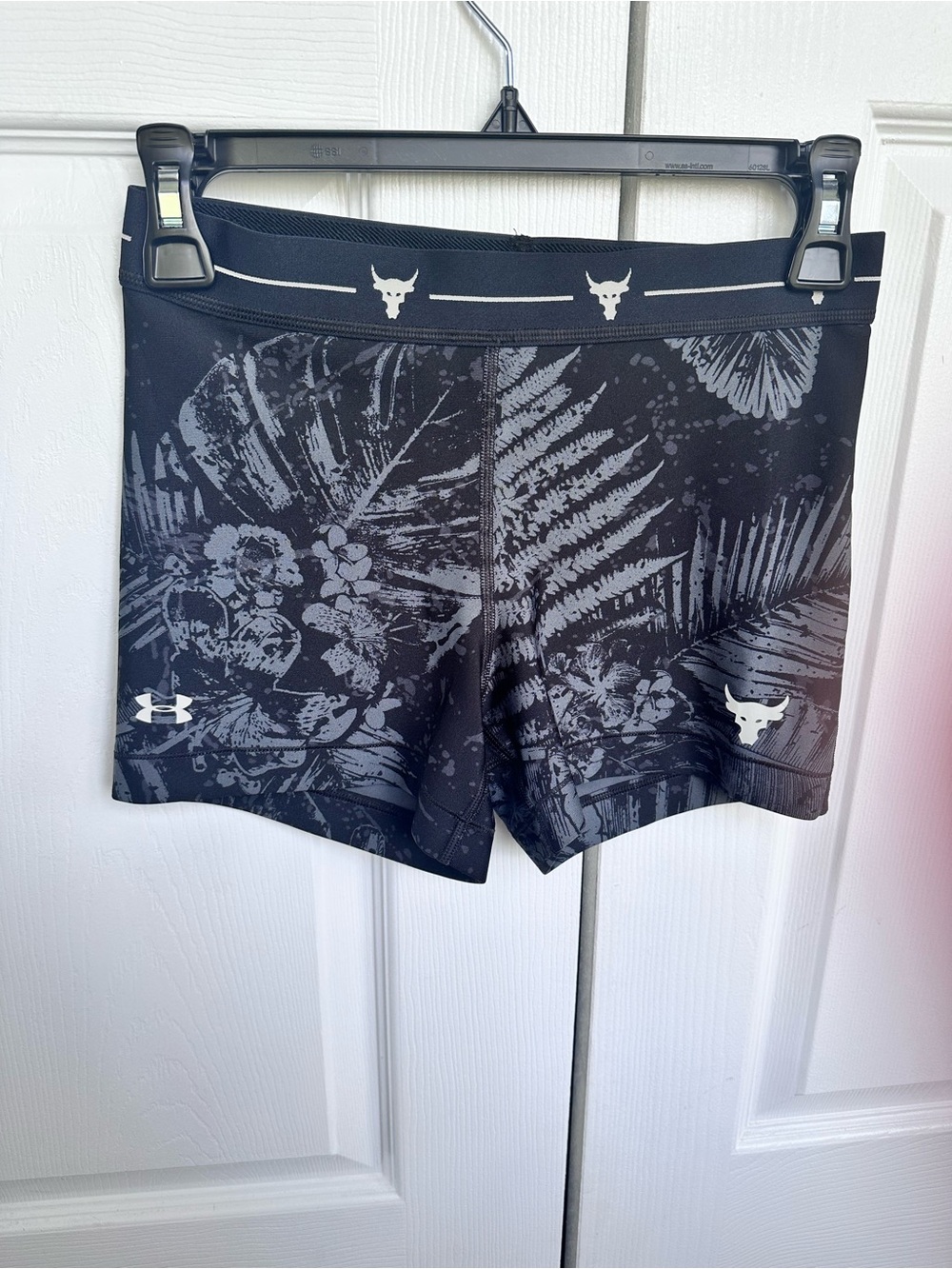 Under Armour Women’s Black Floral-Print HeatGear Shorts